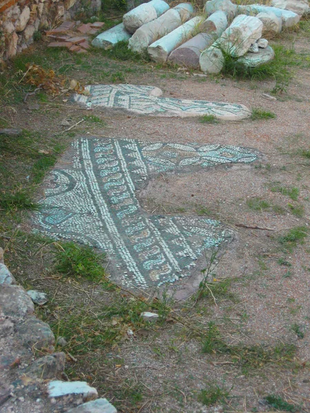 Atenas, Grecia - 16 de octubre de 2008: Ruinas de una antigua biblioteca . —  Fotos de Stock