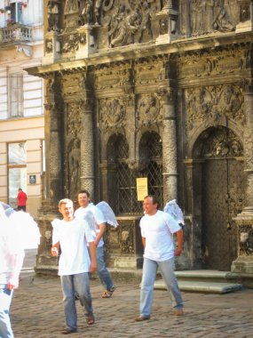 Lviv, Ukrayna - 30 Temmuz 2009: Promo eylem. Beyaz w olan insanlar