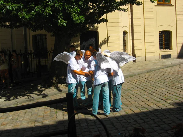 Lviv, Oekraïne-30 juli 2009: promo actie. Mensen met witte w — Stockfoto