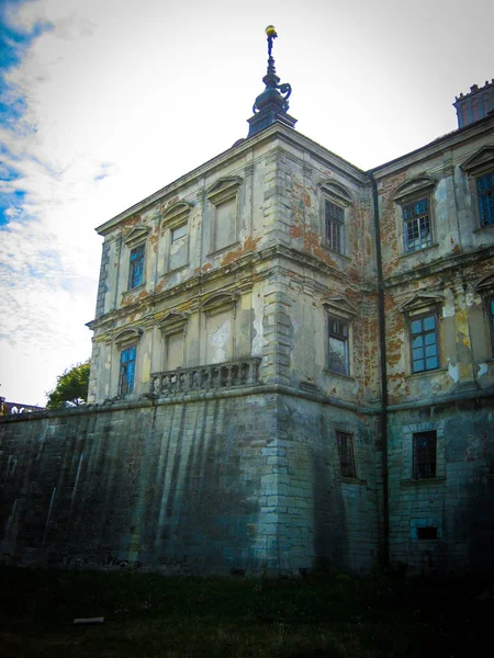 Pidhirtsi, Ucrania - 20 de septiembre de 2009: Un renaissanc abandonado —  Fotos de Stock