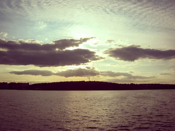 Majestoso pôr do sol sobre o lago no fundo do céu crepúsculo. Natureza — Fotografia de Stock