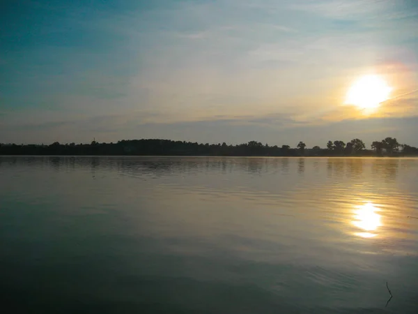 Majestätischen Sonnenuntergang über dem See in der Dämmerung Himmel Hintergrund. Natur — Stockfoto