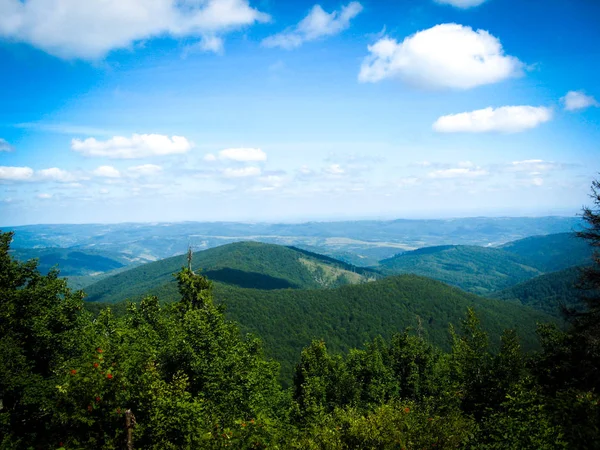 Fjell på blå bakgrunn. Sommerlandskap. Reisebakgrunn – stockfoto