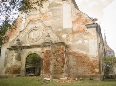Cizvit Tarikatı'nın terk edilmiş kilisesi. Zaman ve peo tarafından hasarlı