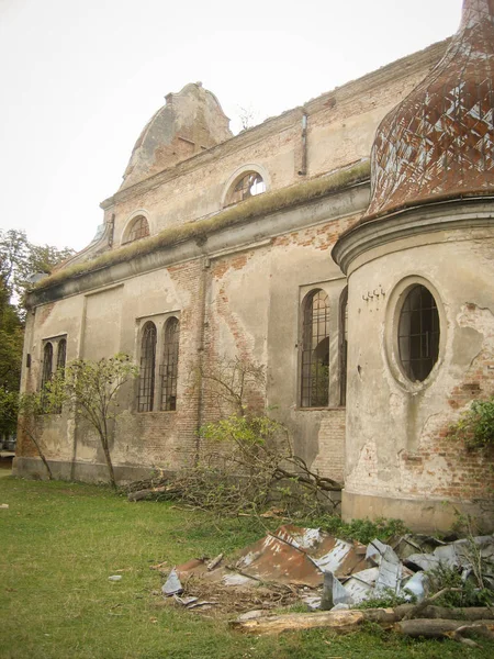 Una iglesia abandonada de la Orden Jesuita. Dañado por el tiempo y la gente —  Fotos de Stock