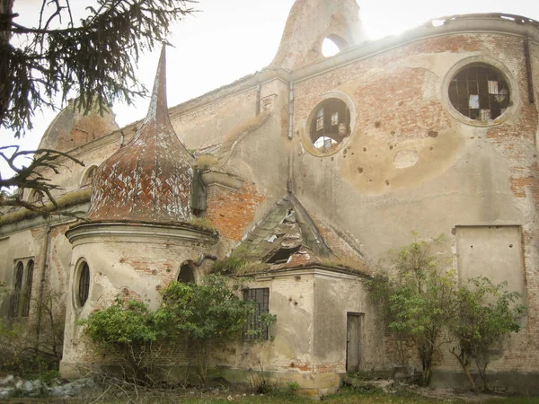 Una iglesia abandonada de la Orden Jesuita. Dañado por el tiempo y la gente — Foto de Stock