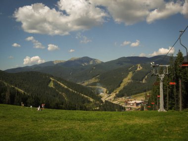 Bukovel, Ukrayna - 22 Ağustos 2010: Muhteşem yaz kayak merkezi.