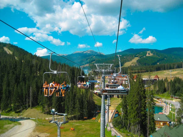 Bukovel, Ukrajina - 22. srpna 2010: Nádherné letní lyžařské středisko. — Stock fotografie