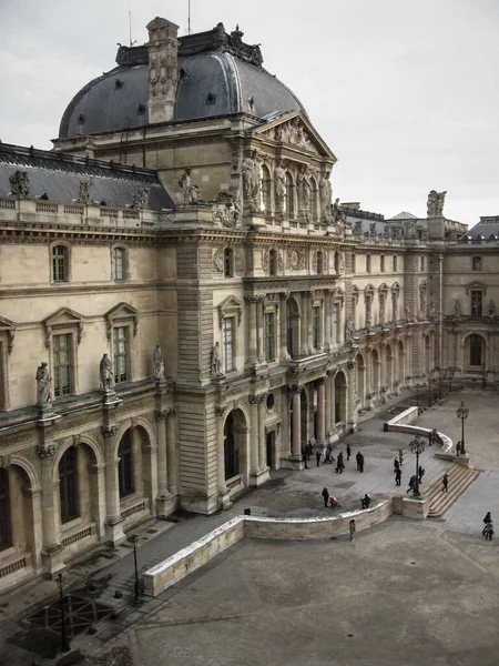 Paříž, Francie - 27. prosince 2010: Louvre, kdysi francouzský roy — Stock fotografie