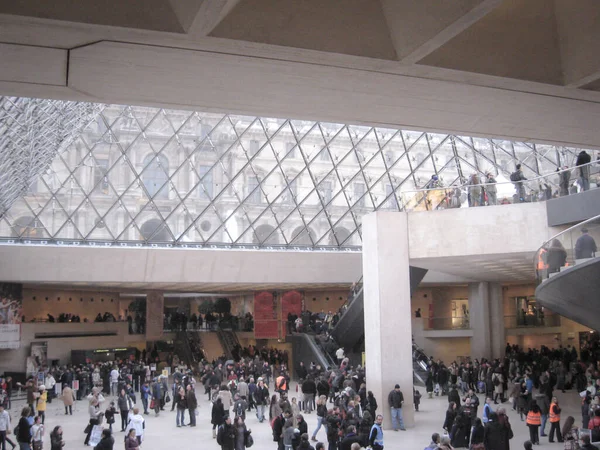 París, Francia - 27 de diciembre de 2010: El Louvre, una vez un roy francés — Foto de Stock