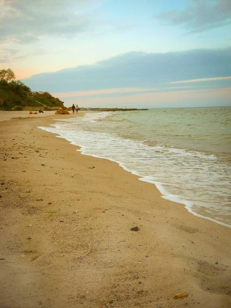 Les vagues douces de la mer roulent doucement sur la plage de sable. Belle photo — Photo