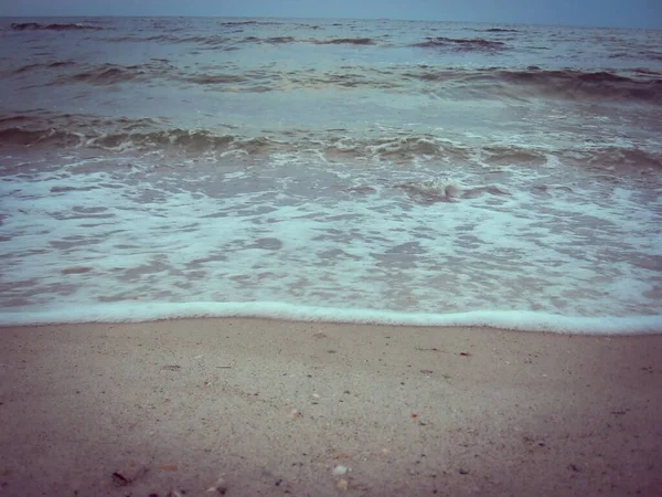 柔らかい海の波は砂のビーチで静かに転がります。美しい写真 — ストック写真