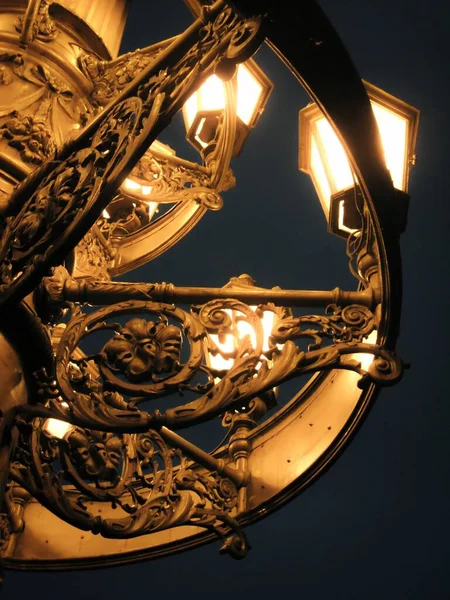 Hermosa lámpara de calle antigua con elementos forjados fotografiados agai —  Fotos de Stock