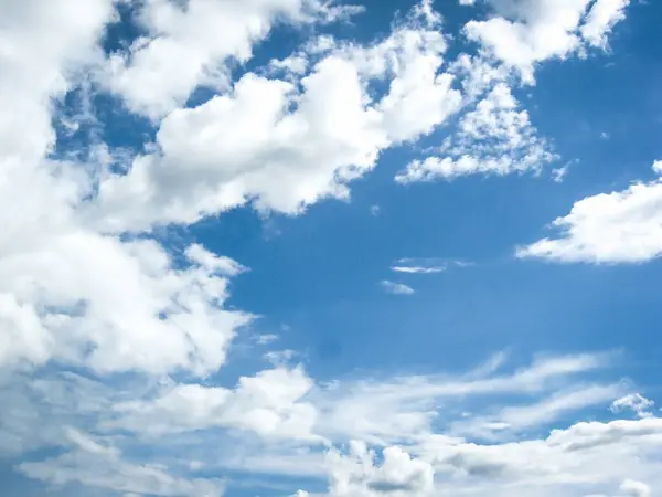 雲と青い空の背景。青い空に白いふわふわの雲 — ストック写真