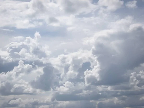 Cielo azul fondo con nubes. Blanco, nubes esponjosas en azul Sk — Foto de Stock