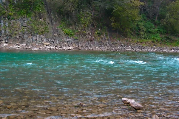 Podzim v horách. Horská řeka se smaragdovou barvou wa — Stock fotografie
