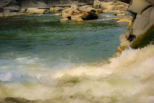 Pequenas cachoeiras e corredeiras de pedra no leito do rio. Nos bancos — Fotografia de Stock