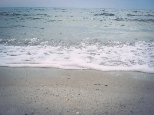 The soft sea waves gently roll on the sandy beach. Beautiful pic — 스톡 사진