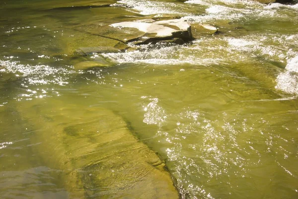 Pequenas cachoeiras maravilhosas e corredeiras de pedra no rio. Maravilha. — Fotografia de Stock