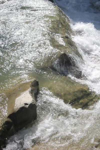 Air terjun kecil yang indah dan jeram batu di sungai. Heran — Stok Foto