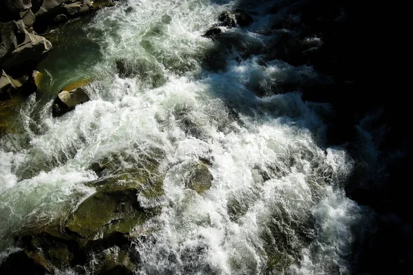 Pequenas cachoeiras maravilhosas e corredeiras de pedra no rio. Maravilha. — Fotografia de Stock