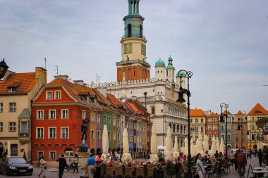 Poznan, Polonya - 05 Mayıs 2015: Belediye binası yakınlarındaki Eski Kasaba 'nın Merkez Meydanı' nda İnsanlar Yürüyor.