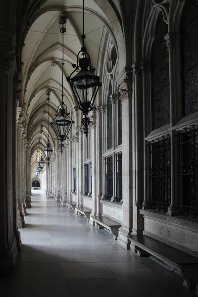 Projeção Colunas Góticas Arcos Lâmpadas Edifício Velho — Fotografia de Stock