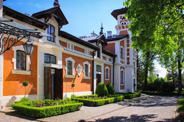 Lodz, Polonya - 07 Mayıs 2015: Herbst Palace Müzesi 'nde dış mekan. Konak 1876 'da inşa edildi..