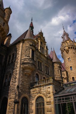 Moszna, Polonya - 02 Mayıs 2015 Moszna Şatosu. Dünyanın en güzel kaleleri listesinde sık sık yer alır..