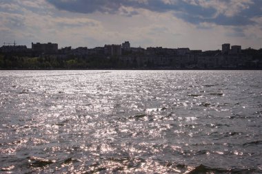 Sakin bir gölün sularında gün batımının taşkınlığı.