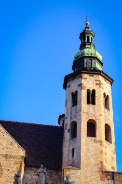 Antik kilisenin çatısı ve kuleleri Bulutsuz mavi gökyüzünün arka planına karşı.