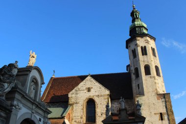 Antik kilisenin çatısı ve kuleleri Bulutsuz mavi gökyüzünün arka planına karşı.