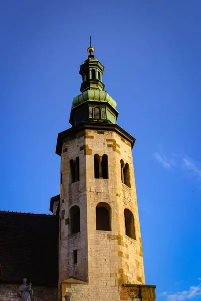 Taket Och Spiror Den Antika Kyrkan Mot Bakgrund Nästan Molnfri — Stockfoto