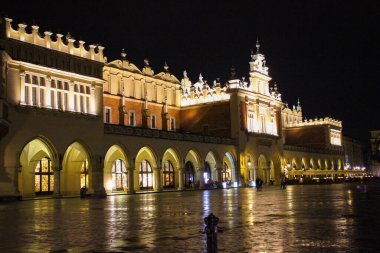 Krakow, Polonya - 3 Temmuz 2016: Gecenin İçinde Ana Meydan ve Krakow Kuaför Salonu