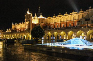 Krakow, Polonya - 3 Temmuz 2016: Gecenin İçinde Ana Meydan ve Krakow Kuaför Salonu