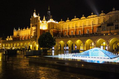 Krakow, Polonya - 3 Temmuz 2016: Gecenin İçinde Ana Meydan ve Krakow Kuaför Salonu