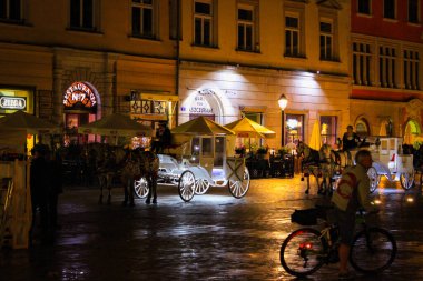 Krakow, Polonya - 3 Temmuz 2016: Gecenin İçinde Ana Meydan ve Krakow Kuaför Salonu