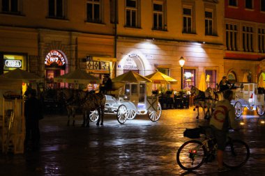 Krakow, Polonya - 3 Temmuz 2016: Gecenin İçinde Ana Meydan ve Krakow Kuaför Salonu