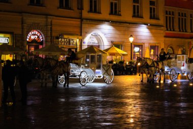 Krakow, Polonya - 3 Temmuz 2016: Gecenin İçinde Ana Meydan ve Krakow Kuaför Salonu