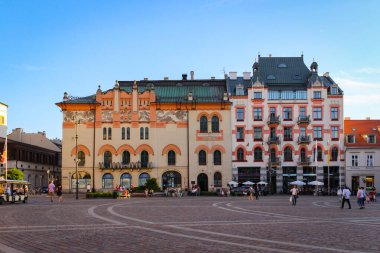 Krakow, Polonya - 5 Temmuz 2016: Krakow 'daki Szczepanski Meydanı' nda ev ve çeşme manzarası