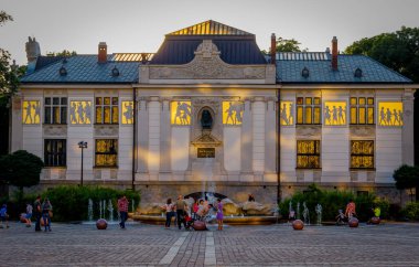 Krakow, Polonya - 5 Temmuz 2016: Krakow 'daki Szczepanski Meydanı' nda ev ve çeşme manzarası