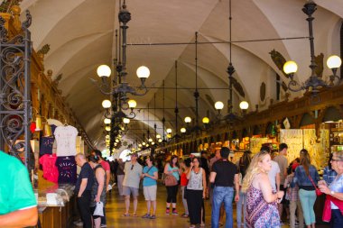 Krakow, Polonya - 5 Temmuz 2016: İnsanlar Krakow 'daki tarihi Kuaför Salonundan hediyelik eşya satın alıyorlar