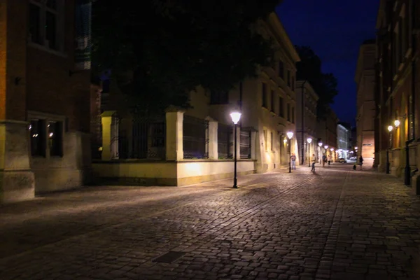 Cracóvia Polônia Julho 2016 Vista Uma Rua Noturna Deserta — Fotografia de Stock