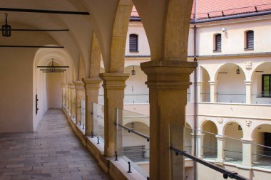 Suloszowa, Polonya - Temmuz 2016: Polonya 'nın Krakow kenti yakınlarındaki Pieskowa Skala Kalesi' nin dış, bahçe ve avlusu