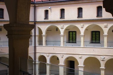 Suloszowa, Polonya - Temmuz 2016: Polonya 'nın Krakow kenti yakınlarındaki Pieskowa Skala Kalesi' nin dış, bahçe ve avlusu