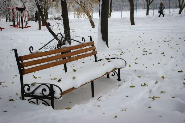 Zimowym Parku Pusta Samotna Ławka Jest Całkowicie Pokryta Śniegiem Śnieg — Zdjęcie stockowe