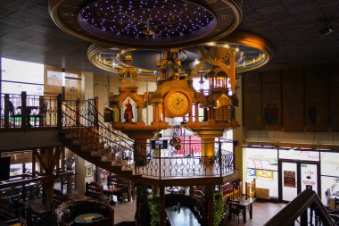 Lutsk, Ukrayna - 13 Mayıs 2017: Alışveriş merkezindeki restoranın ilginç iç mekanları