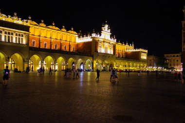 Krakow, Polonya - 20 Temmuz 2017: Yaz akşamları Polonya 'nın Krakow şehrinin ana meydanında insanlar yürür.