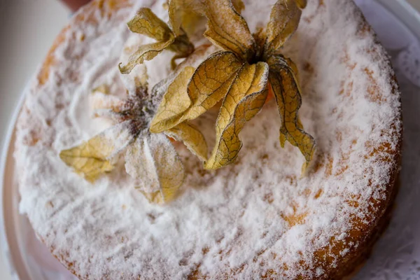 Nanılmaz Leziz Yapımı Kek Var Tepesi Yenilebilir Physalis Meyveleriyle Süslenmiş — Stok fotoğraf