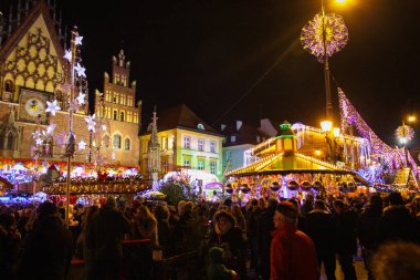 Wroclaw, Polonya - 09 Aralık 2017: Yıllık Noel Pazarı 'nda Birçok İnsan Yürüyor